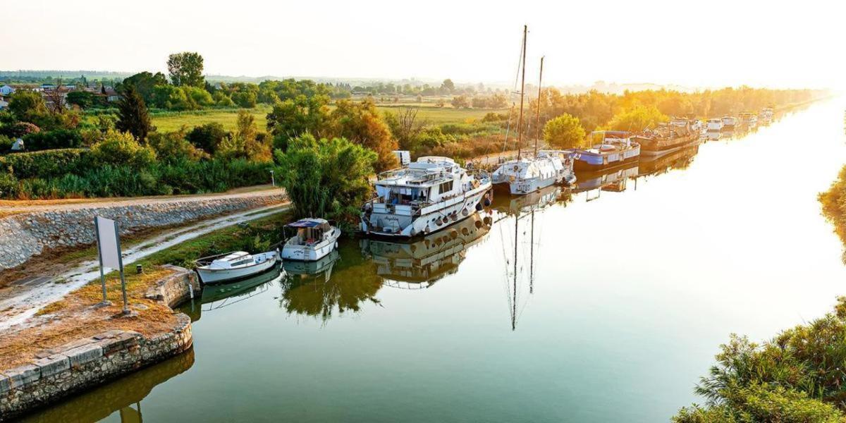 Bord Du Canal Du Rhone A Sete Sur "Cesar" Vauvert Exterior photo
