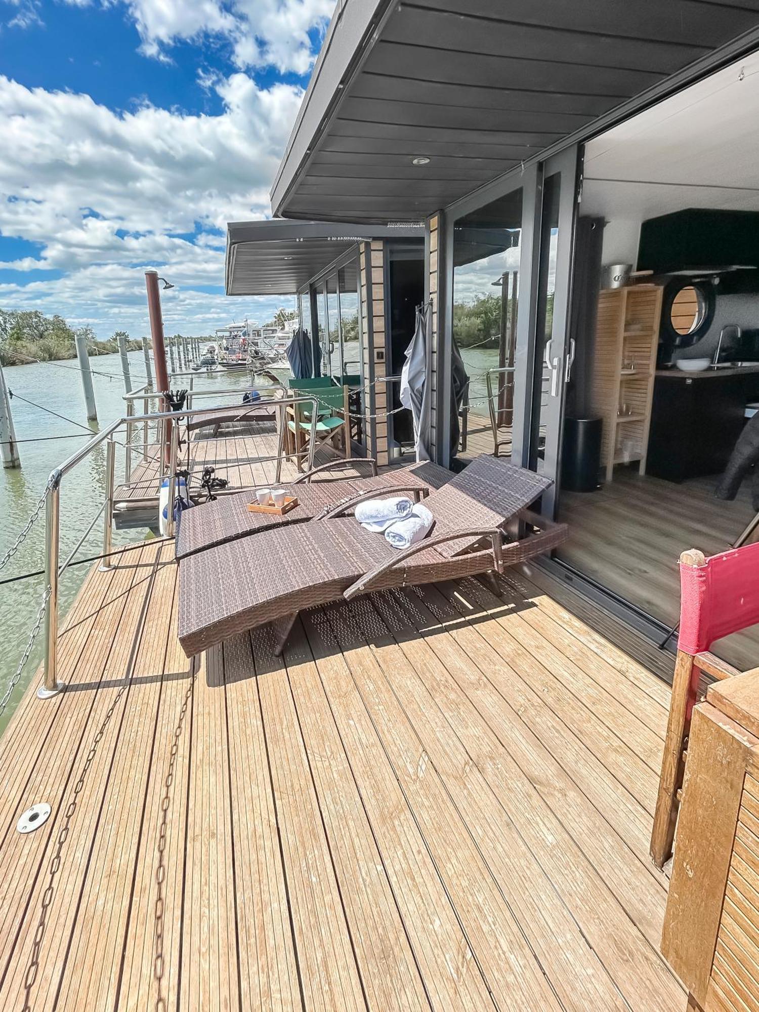 Bord Du Canal Du Rhone A Sete Sur "Cesar" Vauvert Exterior photo