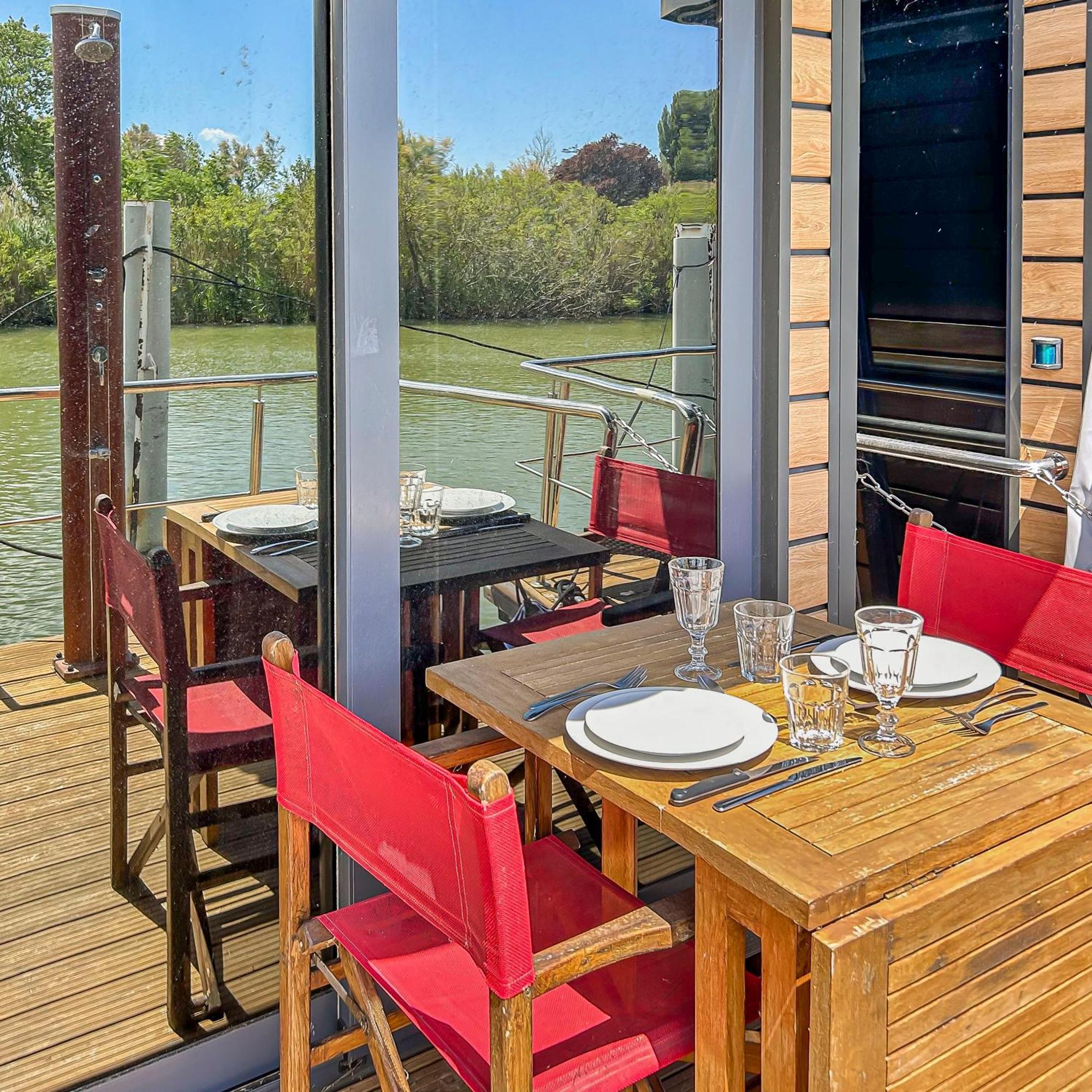 Bord Du Canal Du Rhone A Sete Sur "Cesar" Vauvert Exterior photo